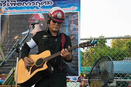 Chiang Mai Policier guitariste