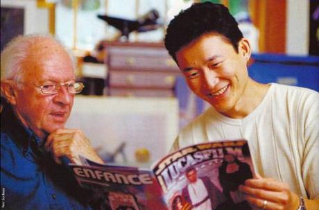 Ralph McQuarrie et Doug Chiang regarde avec attention un numéro du magazine français, Lucasfilm Magazine