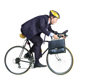 Prendre son vélo pour aller au travail, pourquoi pas ? salarié sur un vélo