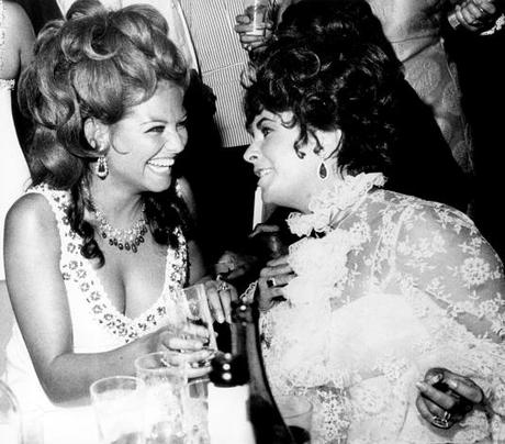 Claudia Cardinale et Elizabeth Taylor à Venise en 1967