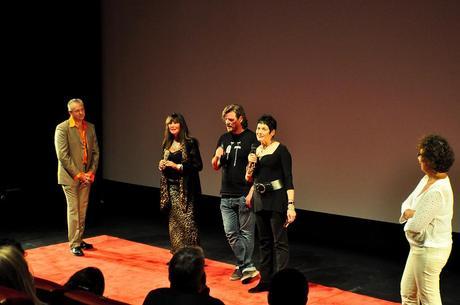 Caroline Munro et Martine Beswick