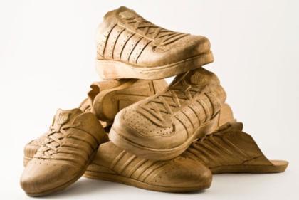 Chaussures en bois sculptées