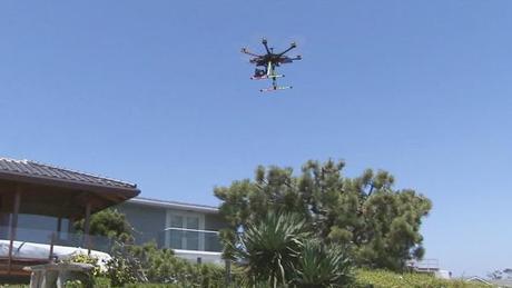 une maison survolée par un drone pour être vendue