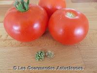 Tomates aux graines de persil et de carotte sauvage