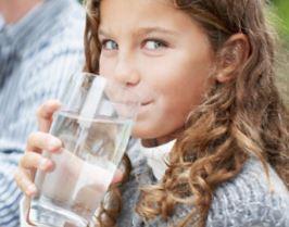 Moins d’un enfant sur dix s’hydrate suffisamment – CEDE et evian®
