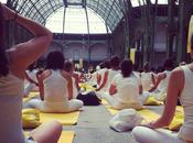 Lolë White tour grand palais: faire yoga avec personnes