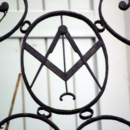 Un emblème de Compagnon sur un balcon à Castillonnès (47)