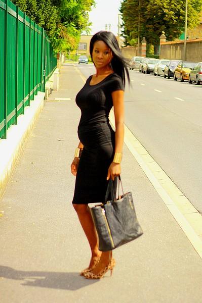 Petite robe noire et escarpins léo