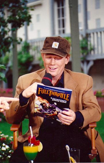 Ron Howard lisant le Lucasfilm Magazine durant l'émission Ciné 6 spécial Deauville 1995