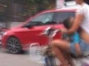 Chinoise allaitant nourrisson scooter