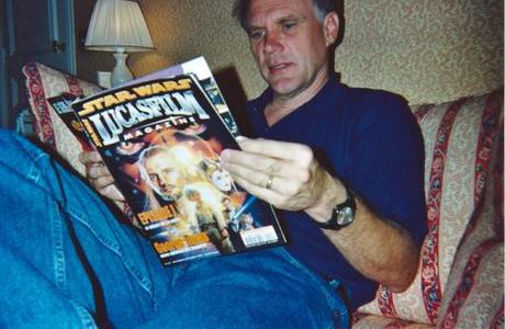 Le réalisateur Joe Johnston lisant le Lucasfilm Magazine, en 1999