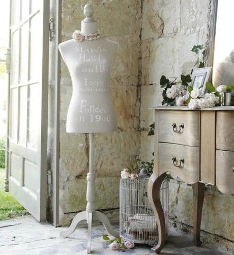 Un mannequin à l'intérieur 