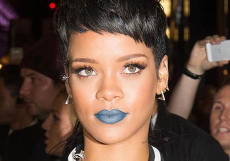 Rihanna : maquillée avec un rouge à lèvres bleu pour présenter la nouvelle collection de River Island