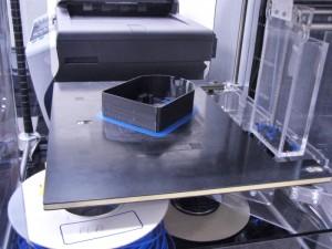 Le prototype de prise électrique intelligente sort d'une imprimante 3D
