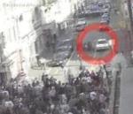 vidéo voiture fonce foule manifestants suisse