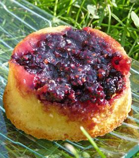 Petits gâteaux légers, renversés aux mûres