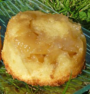 Petits gâteaux légers, renversés aux poires