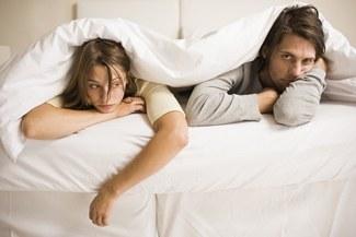 homme et femme dans un lit ennuyés