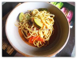 Noodle et légumes au sukiyaki