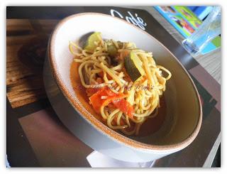 Noodle et légumes au sukiyaki