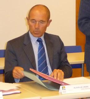 Marc-Antoine Jamet rend hommage à Alain Le Vern, démissionnaire de la présidence de la région Haute-Normandie