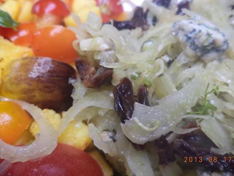 Salade de fenouil au bleu de scailton, dés de polenta grillée aux tomates du jardin