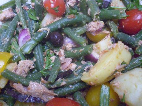 Salade de pomme de terre nouvelle au thon, haricots verts tomate et picholine, vinagrette à l'anchois et tomate 