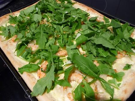 PIZZA BLANCHE AUX CREVETTES ET A LA ROQUETTE