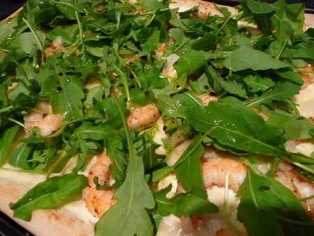 PIZZA BLANCHE AUX CREVETTES ET A LA ROQUETTE