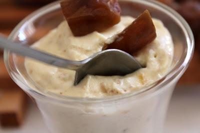 MOUSSE DE FROMAGE BLANC VANILLÉE AUX DATTES