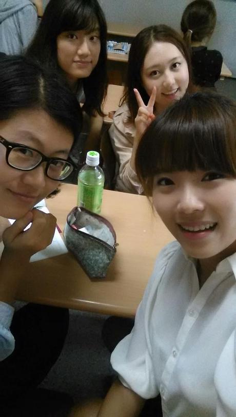 En haut à gauche Lee Geun-ju, à droite Kang Ye-jin. En bas à gauche Kim Ji-hyun, à droite Ju Do-eun. 