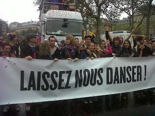 Techno Parade Paris 2013 (14 septembre) sous la pluie, mais très rythmé !!! Au départ, Jack Lang et Nathalie Kosciusko-Morizet. Photos by Ronald Tintin