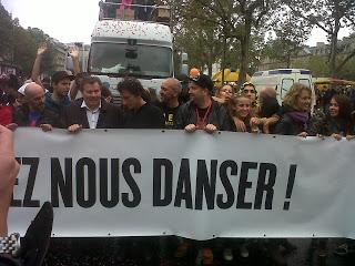 Techno Parade Paris 2013 (14 septembre) sous la pluie, mais très rythmé !!! Au départ, Jack Lang et Nathalie Kosciusko-Morizet. Photos by Ronald Tintin
