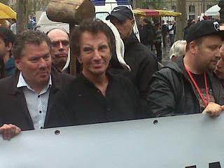 Techno Parade Paris 2013 (14 septembre) sous la pluie, mais très rythmé !!! Au départ, Jack Lang et Nathalie Kosciusko-Morizet. Photos by Ronald Tintin