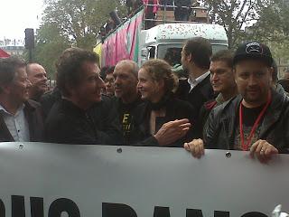 Techno Parade Paris 2013 (14 septembre) sous la pluie, mais très rythmé !!! Au départ, Jack Lang et Nathalie Kosciusko-Morizet. Photos by Ronald Tintin