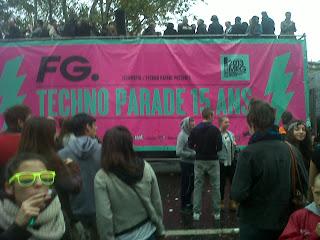 Techno Parade Paris 2013 (14 septembre) sous la pluie, mais très rythmé !!! Au départ, Jack Lang et Nathalie Kosciusko-Morizet. Photos by Ronald Tintin