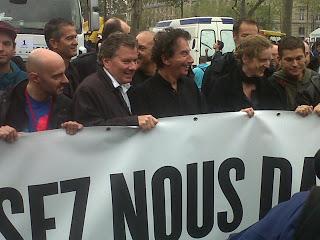 Techno Parade Paris 2013 (14 septembre) sous la pluie, mais très rythmé !!! Au départ, Jack Lang et Nathalie Kosciusko-Morizet. Photos by Ronald Tintin