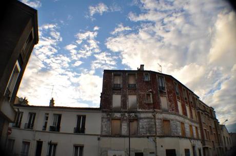 Façade Abandonnée et Ciel Nuageux