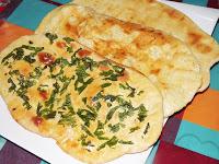 Naan au fromage, à la coriandre et à l'ail