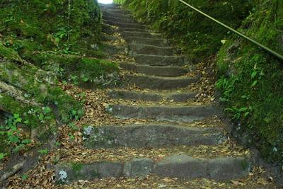 Au château de Pierre-Percée où l'on apprend pourquoi la pierre est percée.
