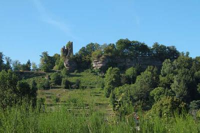 Au château de Pierre-Percée où l'on apprend pourquoi la pierre est percée.