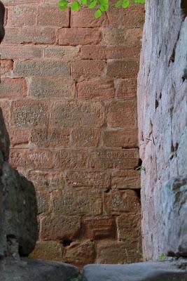 Au château de Pierre-Percée où l'on apprend pourquoi la pierre est percée.