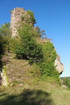 Au château de Pierre-Percée où l'on apprend pourquoi la pierre est percée.