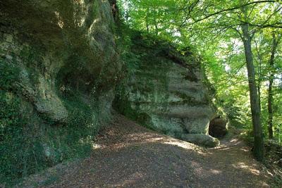 Au château de Pierre-Percée où l'on apprend pourquoi la pierre est percée.