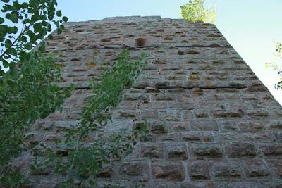 Au château de Pierre-Percée où l'on apprend pourquoi la pierre est percée.