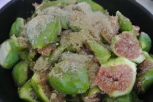 Crumble figues rhubarbe et noix, faîtes cuire les figues avec la cassonnade