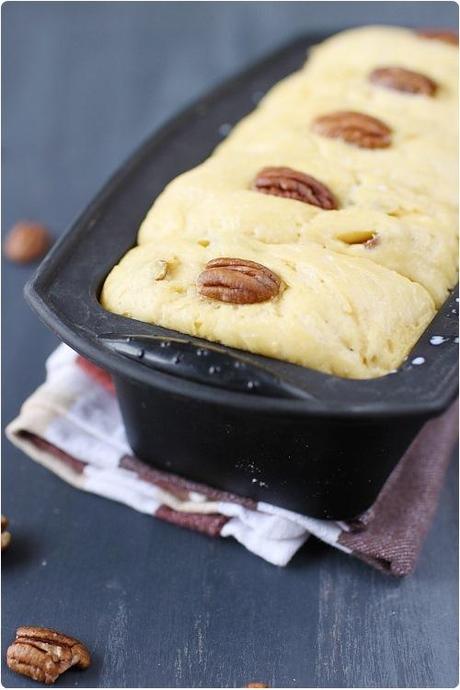 Brioche au sirop dérable, noix de pécan et raisins secs