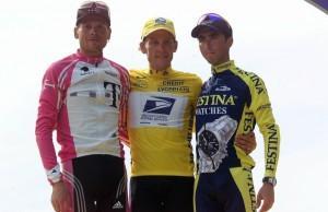 Podium du tour de France 2000 = Armstrong devant Ullrich et Beloki sur le podium à Paris tour de France