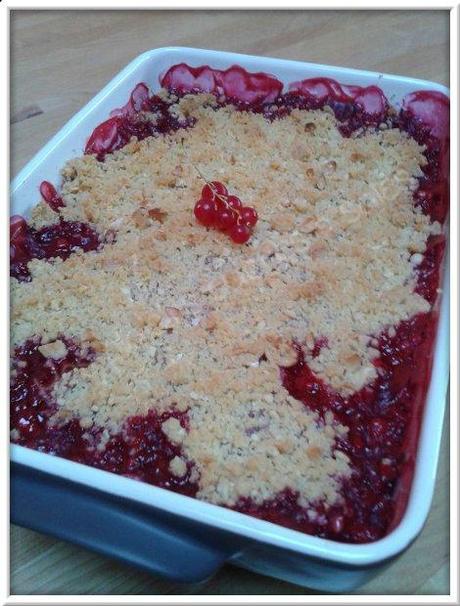 Crumble aux groseilles et noix de cajou Entremet aux palets bretons, crème mousseuse meringuée et fraises
