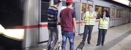 Campagne contre les incivilités dans les transports publics viennois: 50 euros d'amende pour un baiser?